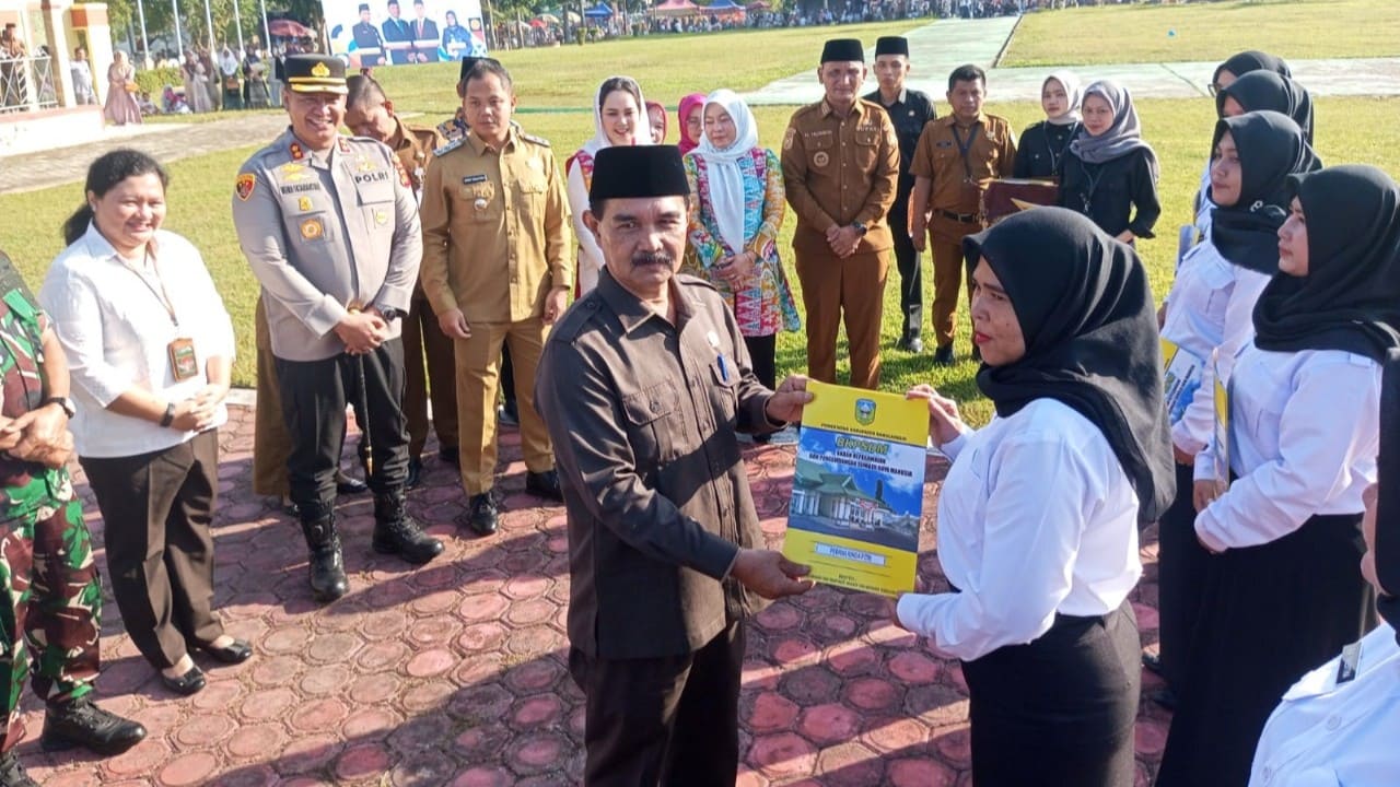 Ketua DPRD Ahmad Jani menyerahkan SK pelantikan PPPK secara simbolis