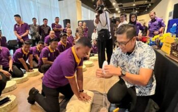 Karyawan Plaza Asia mengikuti simulasi CPR dalam pelatihan bantuan hidup dasar