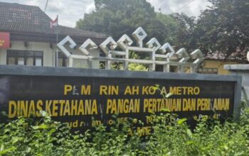 Petugas kejaksaan saat melakukan pemeriksaan di kantor DKP3 Kota Metro