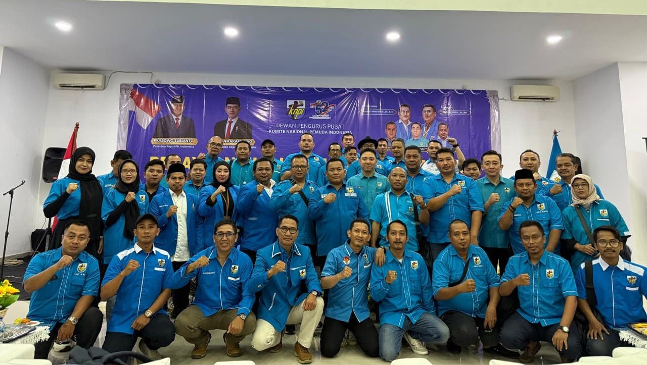 Ketua Umum DPP KNPI memberikan penghargaan kepada tokoh nasional