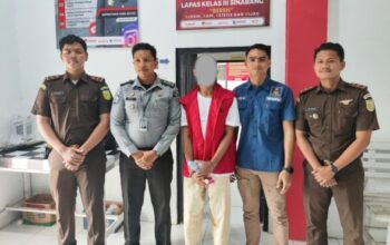 Penyerahan tersangka DF kasus pemerkosaan anak oleh Polres Simeulue