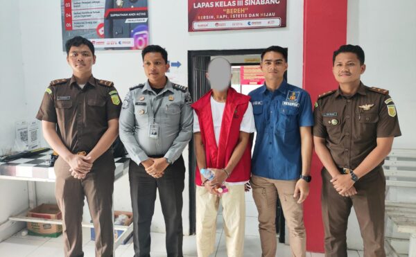 Penyerahan tersangka DF kasus pemerkosaan anak oleh Polres Simeulue