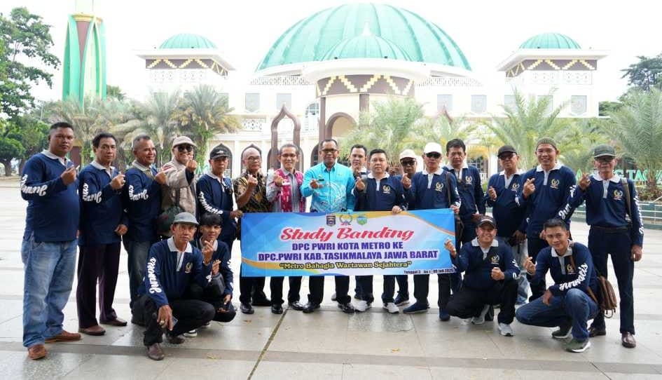 Rombongan PWRI Metro saat dilepas untuk studi banding ke Tasikmalaya