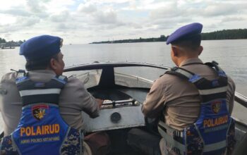 Petugas Sat Polairud Polres Ketapang memberikan imbauan keselamatan kepada kru kapal