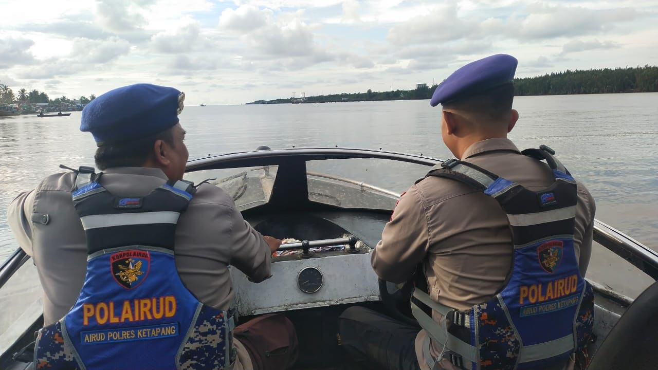 Petugas Sat Polairud Polres Ketapang memberikan imbauan keselamatan kepada kru kapal