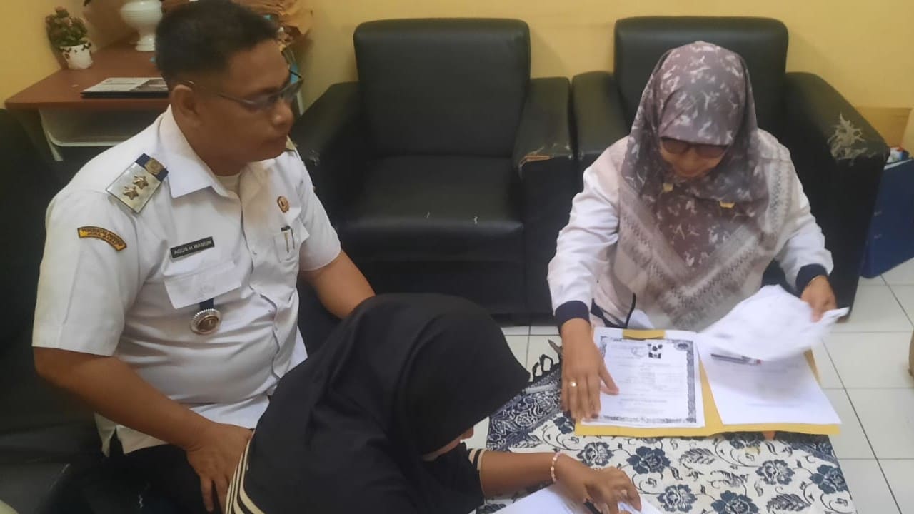 Lurah Kotabaru Bekasi dampingi siswi putus sekolah daftar ulang ke SMAN 12