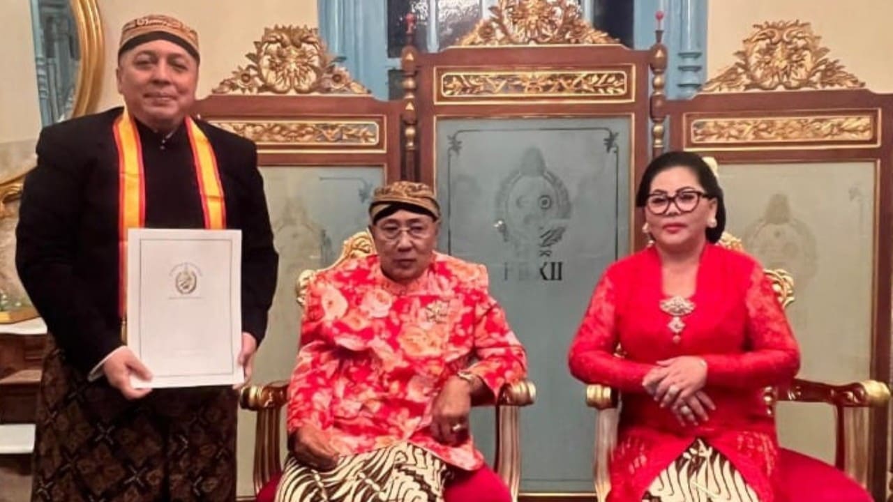 Tundra Meliala menerima gelar Kanjeng Raden Ario dari Raja Surakarta