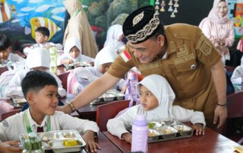 Wali Kota Metro meninjau pelaksanaan makan bergizi gratis di sekolah