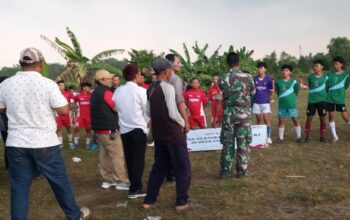 Babinsa dan Bhabinkamtibmas Amankan Turnamen Sepak Bola Liga RT di Curugbadak Sambut HUT RI ke-80
