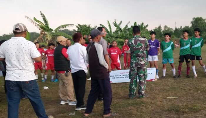 Babinsa dan Bhabinkamtibmas Amankan Turnamen Sepak Bola Liga RT di Curugbadak Sambut HUT RI ke-80