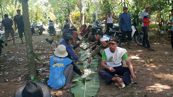 Gelar Kerja Bakti Bersihkan TPU, Wujud Kepedulian dan Kebersamaan Warga Kampung Sangiang 
