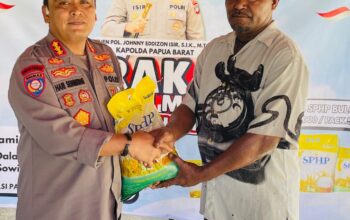 Polda Papua Barat Gelar Gerakan Pangan Murah Serentak di 7 Lokasi, Salurkan 13 Ton Beras untuk 2.650 Warga
