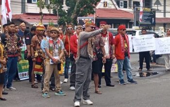 Tolak Transmigrasi, Aliansi Dayak Bersatu Gelar Aksi Damai di Depan Kantor Gubernur Kalteng