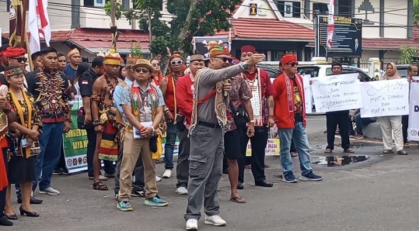 Tolak Transmigrasi, Aliansi Dayak Bersatu Gelar Aksi Damai di Depan Kantor Gubernur Kalteng