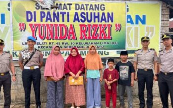 Siswa SIP 54 Polda Sumsel melaksanakan bakti sosial di Palembang