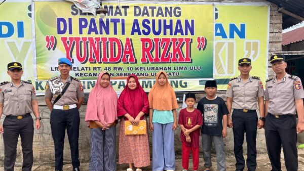 Siswa SIP 54 Polda Sumsel melaksanakan bakti sosial di Palembang