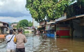 Aparat gabungan memantau kondisi banjir di Kecamatan Jelai Hulu, Ketapang