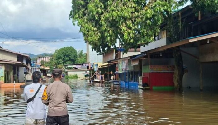 Sigap! Kapolsek Jelai Hulu Bersama BPBD Pantau Banjir 70 Cm di Ketapang