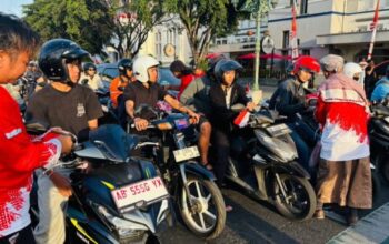 Pembagian bendera merah putih oleh Front Jihad Islam DIY di Titik Nol KM Yogyakarta