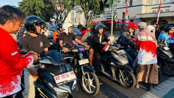 Pembagian bendera merah putih oleh Front Jihad Islam DIY di Titik Nol KM Yogyakarta