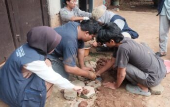 Mahasiswa UIN Raden Intan Lampung membuat lubang resapan biopori di Bandar Lampung