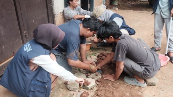 Mahasiswa UIN Raden Intan Lampung membuat lubang resapan biopori di Bandar Lampung