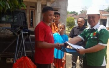 Penyerahan bantuan CSR PT CBM di Desa Rejomulyo
