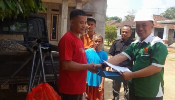 CSR PT CBM Terangi Jalan di Desa Rejomulyo, Warga Sambut Antusias