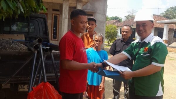 Penyerahan bantuan CSR PT CBM di Desa Rejomulyo