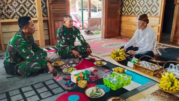 Danramil Maja bersama warga adat Guradog saat panen padi di Lebak Banten