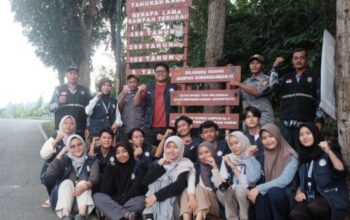 Mahasiswa UIN Lampung memasang plang edukasi sampah di Kelurahan Susunan Baru