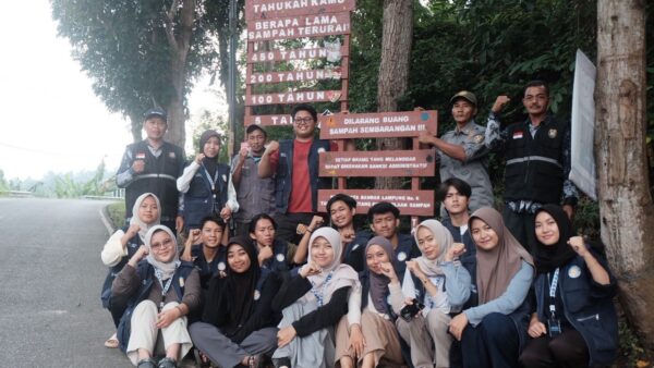 Mahasiswa UIN Lampung memasang plang edukasi sampah di Kelurahan Susunan Baru