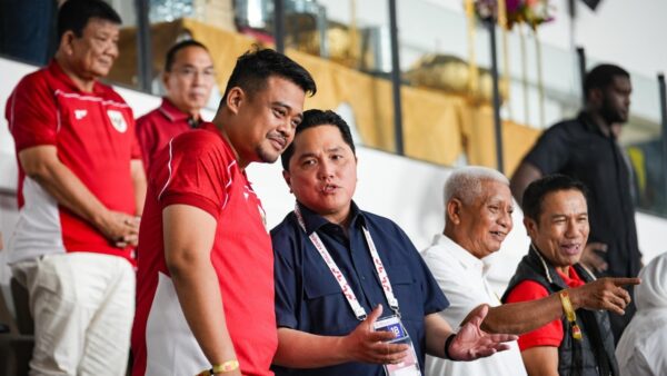 Erick Thohir memberi apresiasi suporter Sumatera Utara di Stadion Utama Sumut