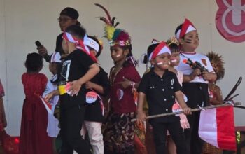 Fashion Show Anak Karang Taruna SP 4 Prafi meriahkan HUT RI ke-80 di Papua Barat