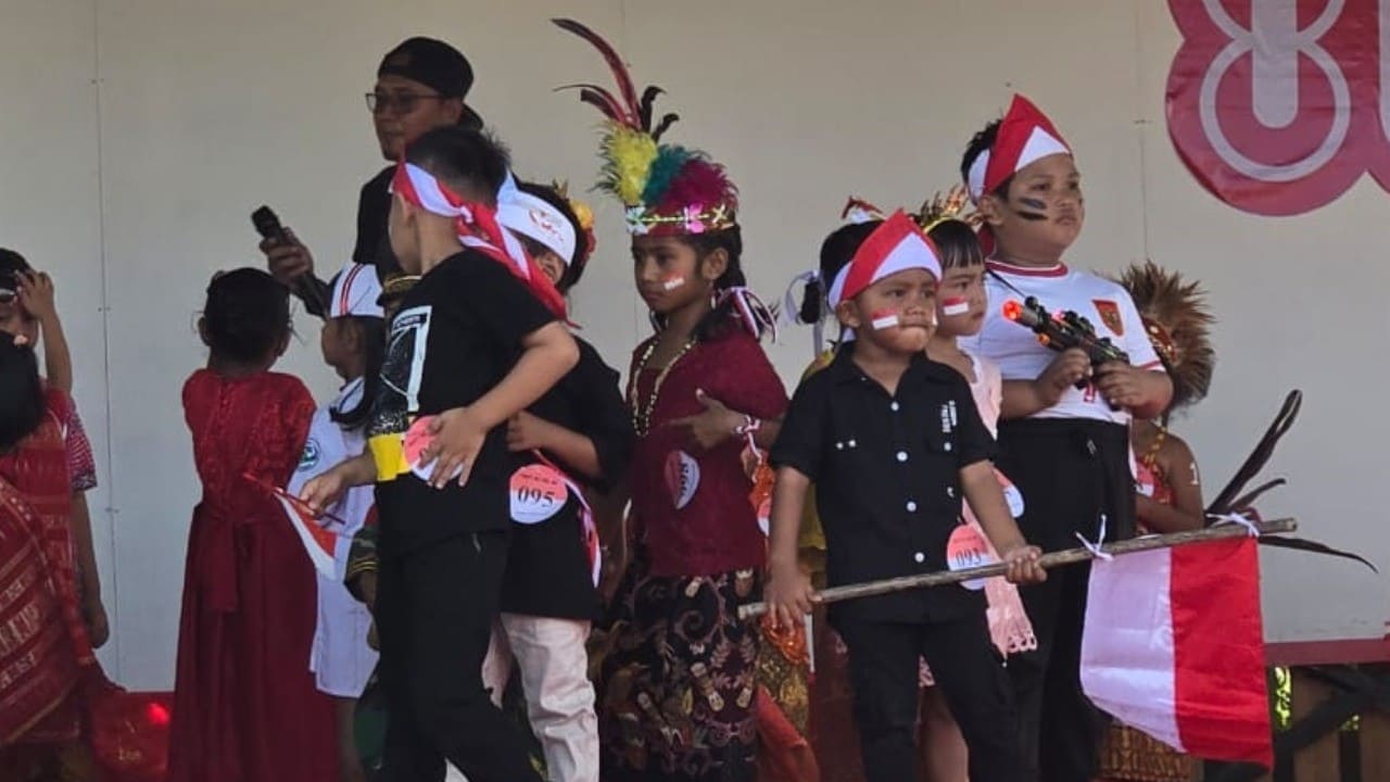 Fashion Show Anak Karang Taruna SP 4 Prafi meriahkan HUT RI ke-80 di Papua Barat