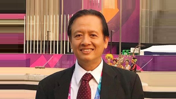 Massa demonstrasi bentrok dengan polisi di jalan raya Indonesia