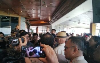 Massa aksi menuntut ganti rugi tanah Toton Cs di Pondok Indah Jakarta