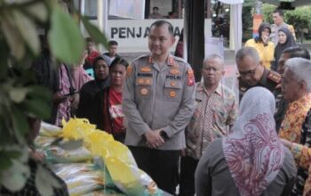 Warga membeli beras murah dalam Gerakan Pangan Murah Polri di Polres Ketapang