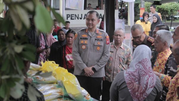 Warga membeli beras murah dalam Gerakan Pangan Murah Polri di Polres Ketapang