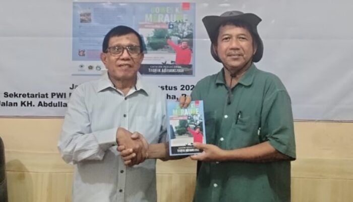 Taufik Abriansyah Gowes Seorang Diri ke Merauke, Serahkan Buku Perjalanan ke PWI Pusat