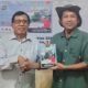 Taufik Abriansyah saat menyerahkan buku Gowes ke Merauke kepada Ketua Umum PWI Pusat
