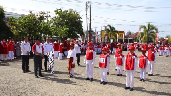 Wakil Bupati Aceh Selatan melepas gerak jalan indah HUT RI ke-80 di Tapaktuan