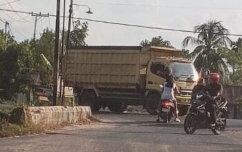 Persimpangan depan Kantor Camat Jekan Raya tanpa rambu lalu lintas