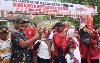 Peserta jalan sehat HUT RI ke-80 Desa Datarcae, Lebak-Banten, berfoto bersama di garis start.