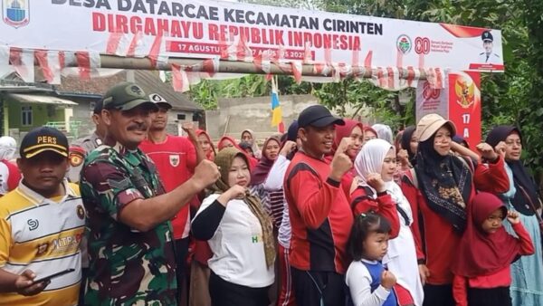 Peserta jalan sehat HUT RI ke-80 Desa Datarcae, Lebak-Banten, berfoto bersama di garis start.