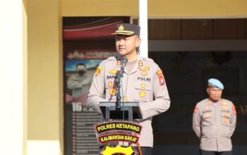 Kapolres Ketapang memimpin apel pagi bersama personel Polres