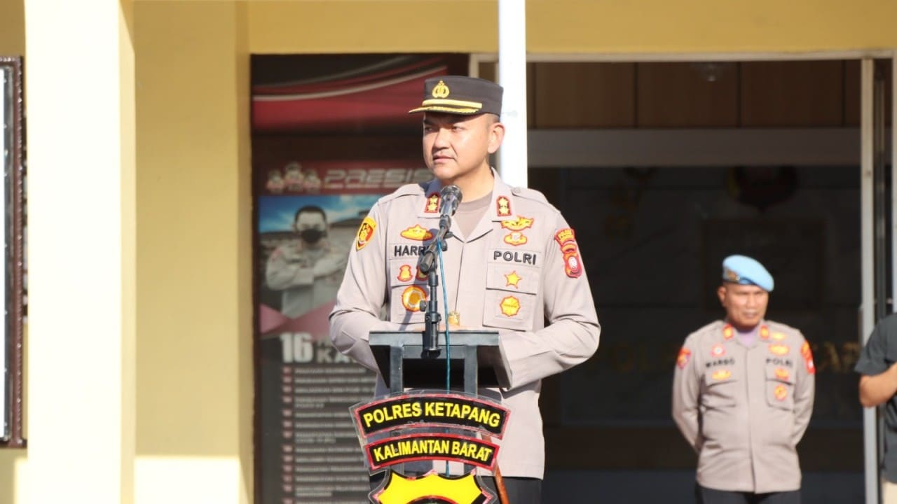 Kapolres Ketapang memimpin apel pagi bersama personel Polres