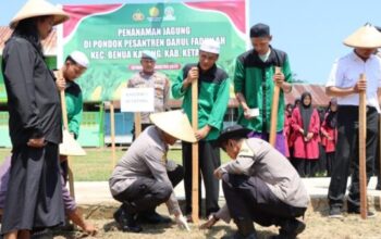 Kapolres Ketapang tanam jagung bersama santri di Ponpes Darul Fadillah