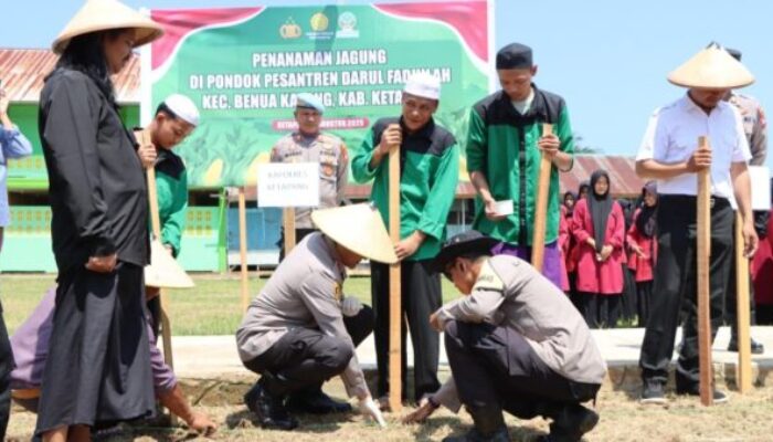 Kapolres Ketapang Tanam Jagung Bareng Santri, Dukung Ketahanan Pangan dari Pesantren