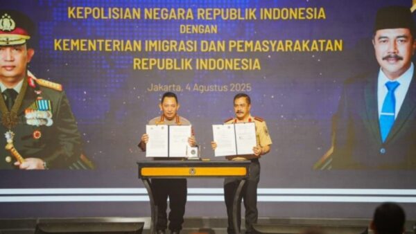 Kapolri dan Menteri Imipas menandatangani kerja sama tangani kejahatan lintas negara